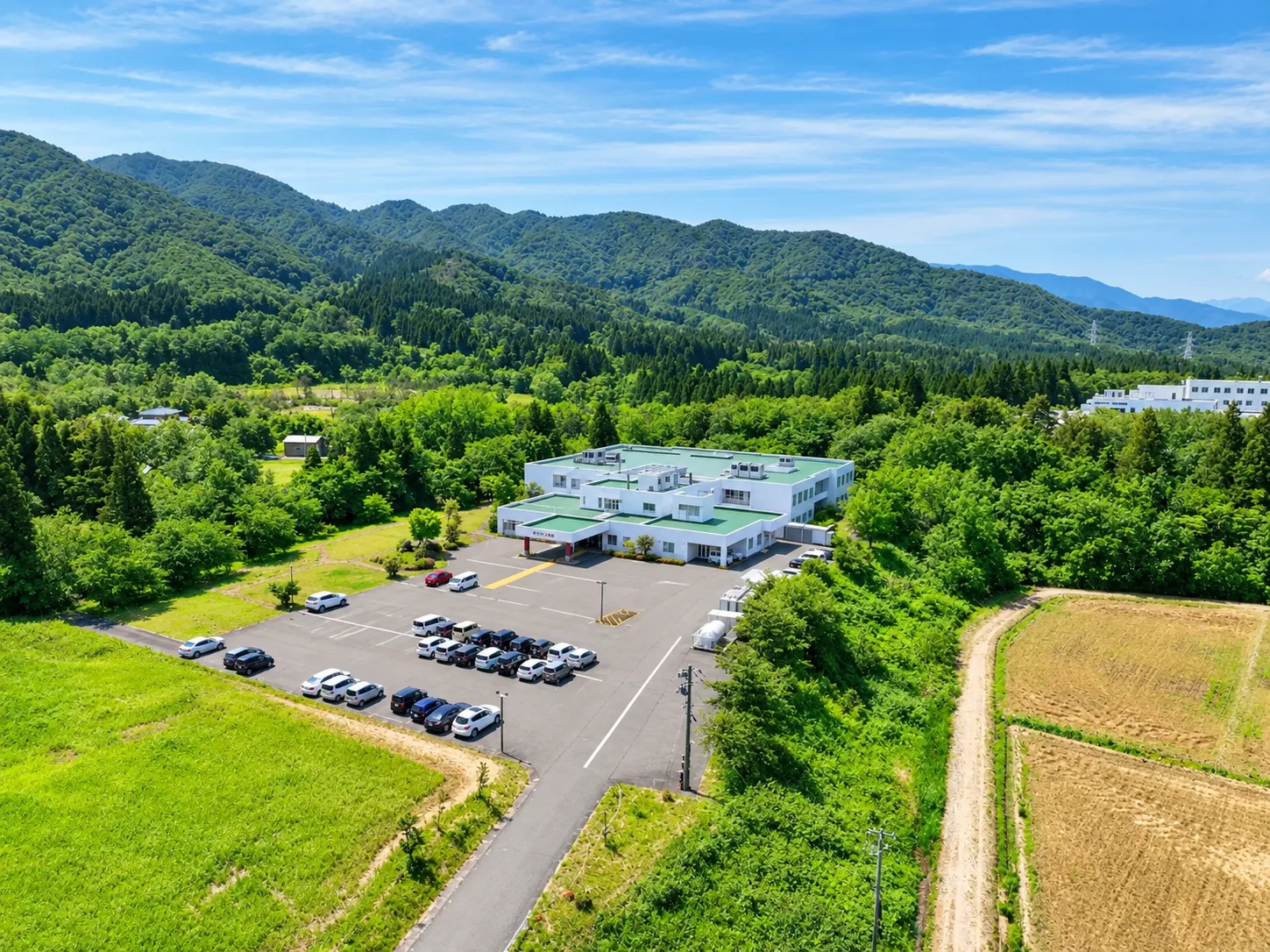 阿賀野の山々と地域に佇むあがの八雲苑