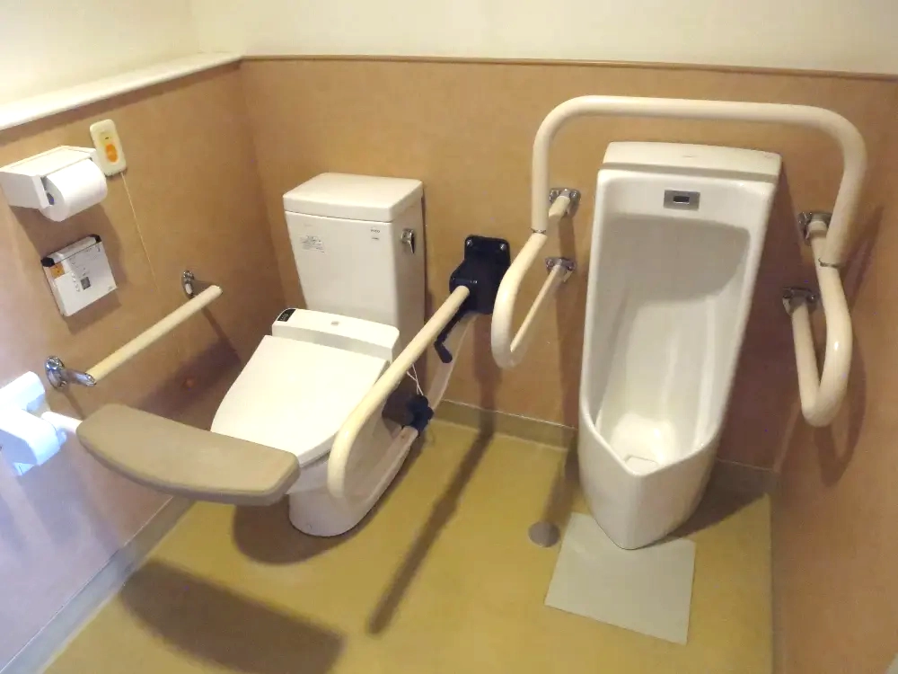 可動式手すりを備えたユニット内のトイレ