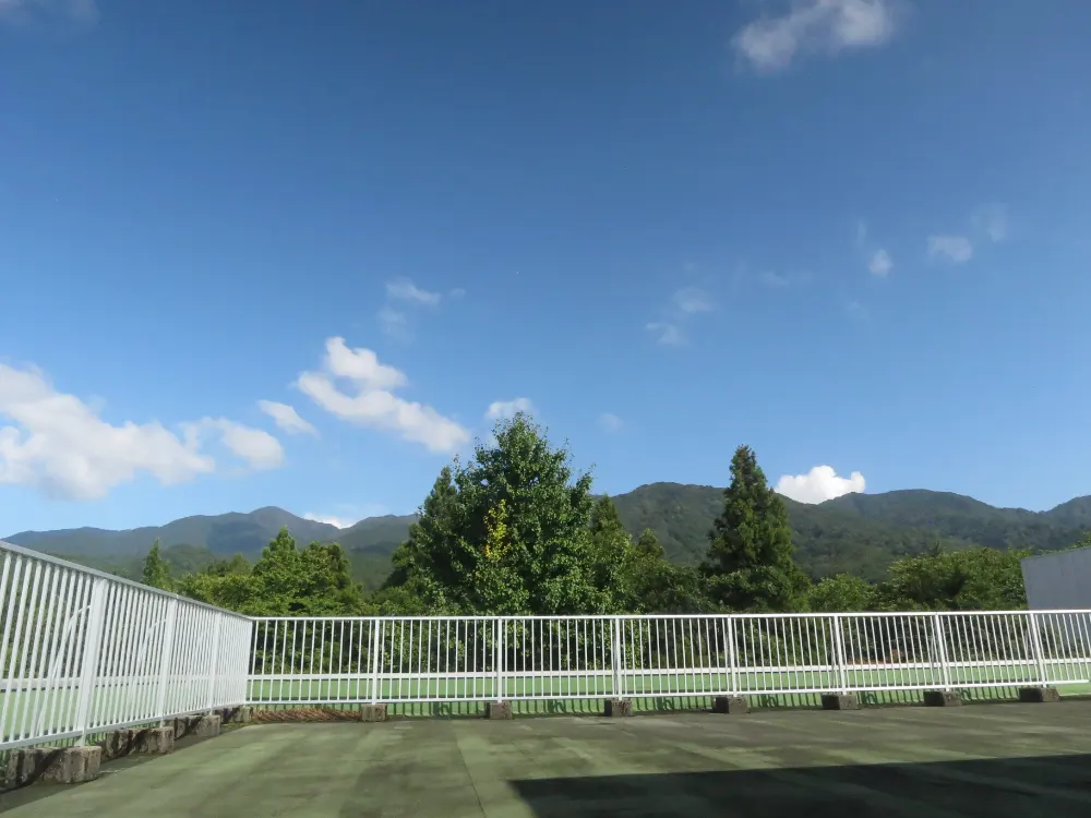 五頭山を望む屋上のくつろぎスペース