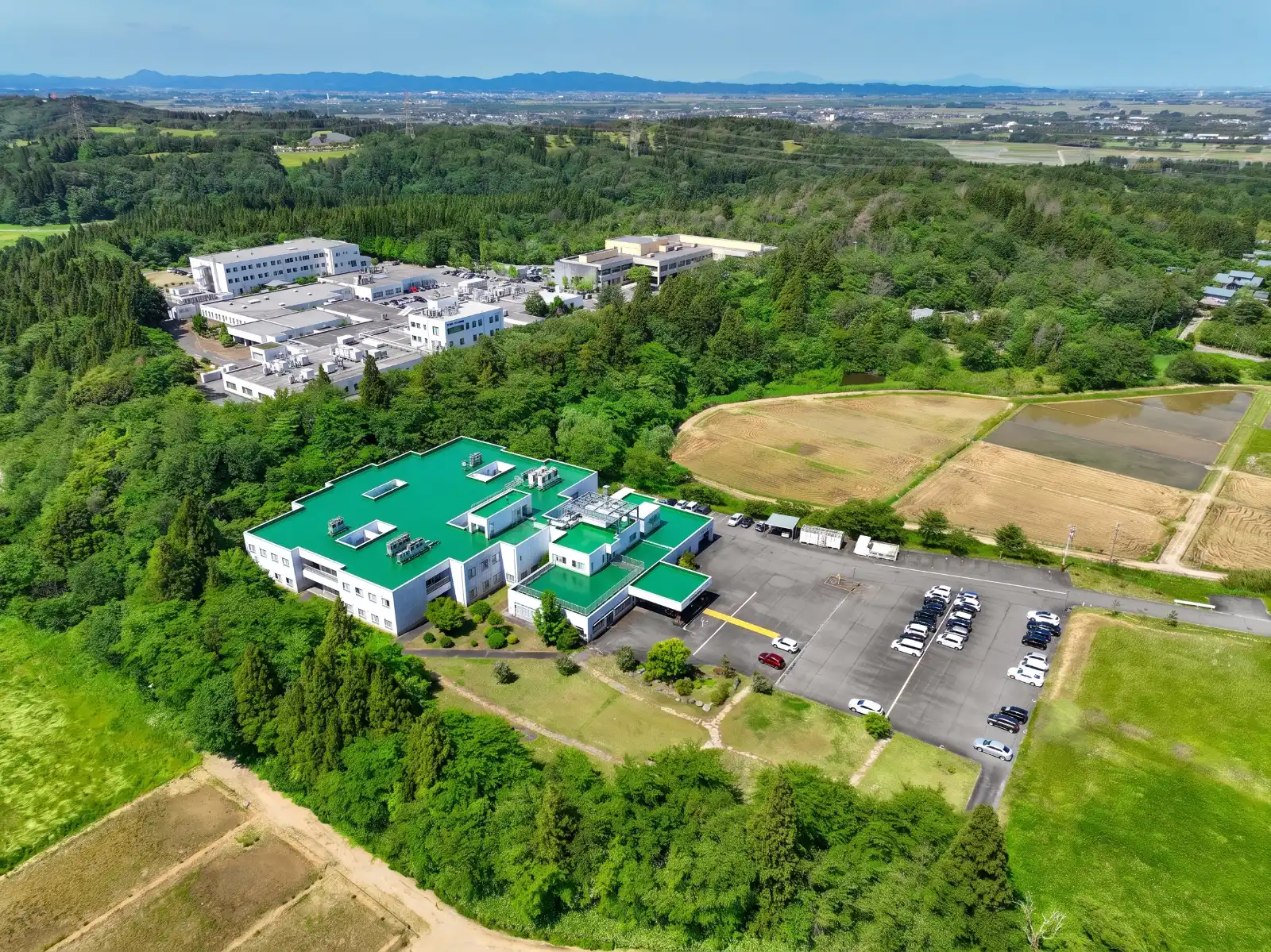 五頭山麓に佇むあがの八雲苑の空撮